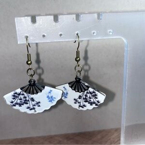 Elegant Fan-Shaped Earrings - Black and Blue